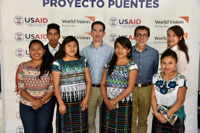 Luis Arreaga, embajador de Estados Unidos visita Centro Juvenil de Proyecto Puentes